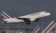 Два самолета рейсом в Париж изменили курс из-за угрозы взрыва на борту