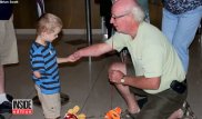 Казахстанский мальчик без руки встретился с одноруким приемным дедушкой из Канады