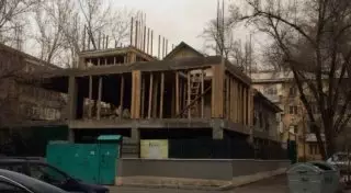 Штраф грозит владельцу строящегося 4-этажного здания во дворе жилого дома в Алматы