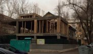 Штраф грозит владельцу строящегося 4-этажного здания во дворе жилого дома в Алматы