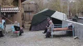 Пострадавших от землетрясения в Кыргызстане разместили в палатках