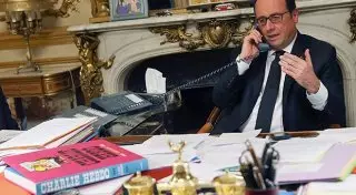 Олланд обсудил с Обамой по телефону ход расследования терактов в Париже