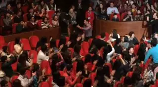 Парень сделал предложение девушке на концерте Айкына в Астане