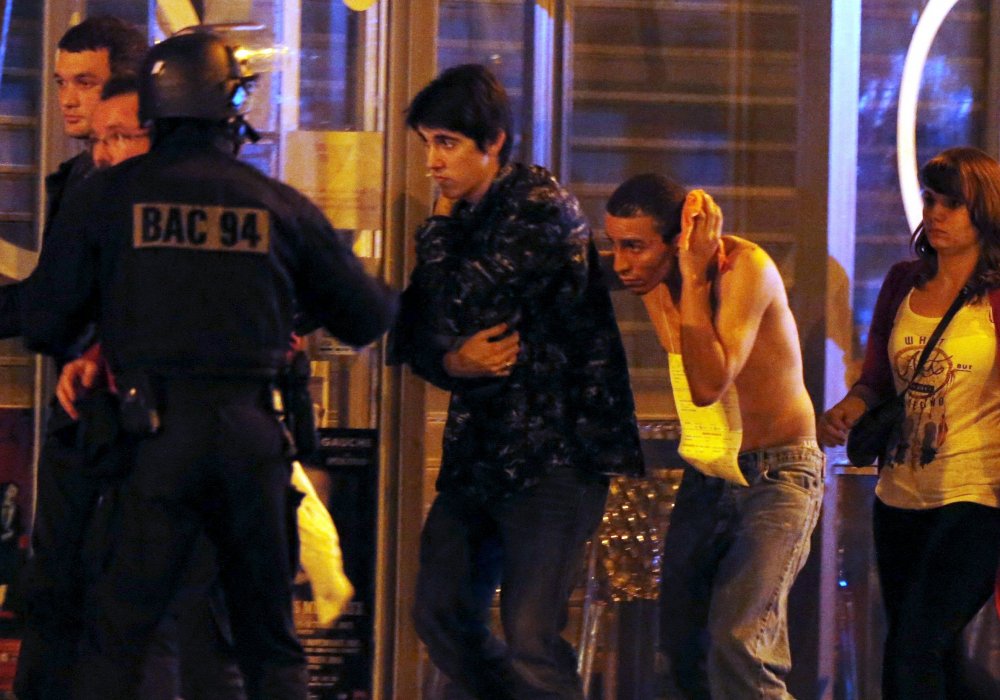 Полиция выводит людей из театра "Батаклан" в Париже. Фото с сайта tsf.pt