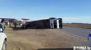 Груженная фура перевернулась в Актау