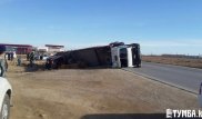 Груженная фура перевернулась в Актау