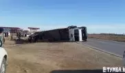 Груженная фура перевернулась в Актау
