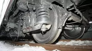 Мужчина пытался пересечь казахстанско-узбекскую границу, зацепившись между вагонами