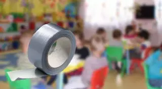 Воспитателя детсада в Актобе обвиняют в том, что она заклеивала детям рты скотчем