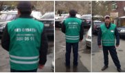 В Алматы парковщики начали бесплатно помогать автовладельцам