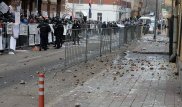 В Москве протестующие закидали камнями и яйцами посольство Турции