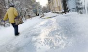 Пожилой мужчина умер после падения из-за гололеда в Костанае