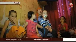 В Актобе мать-одиночка с пятью детьми живет в кладовке