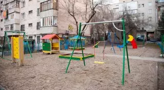 Алматинский предприниматель подарил жителям спортивные площадки