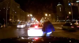 В Астане на камеру попала разборка двух водителей внедорожников