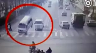 В Сеть попало видео с опрокидыванием автомобилей в Китае