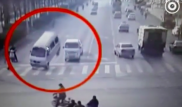 В Сеть попало видео с опрокидыванием автомобилей в Китае