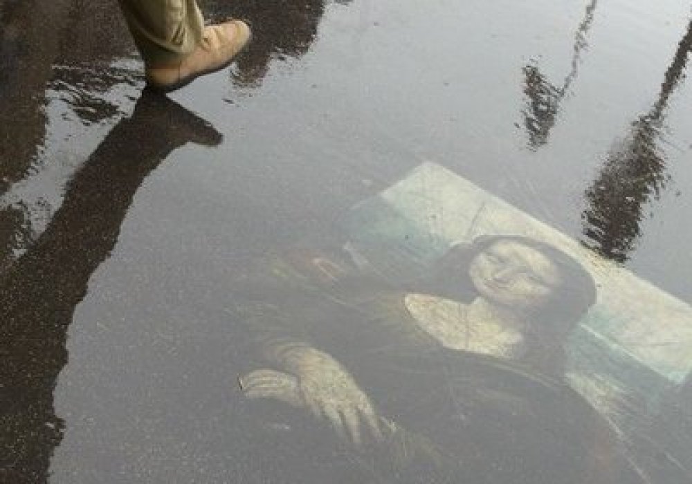 "Мона Лиза" на мокром парижском асфальте.
Фото: Алексей Куденко / "Коммерсантъ"