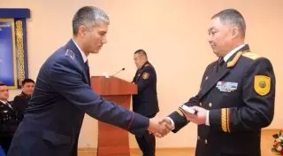 Столичного полицейского наградили за рискованное задержание нарушителя