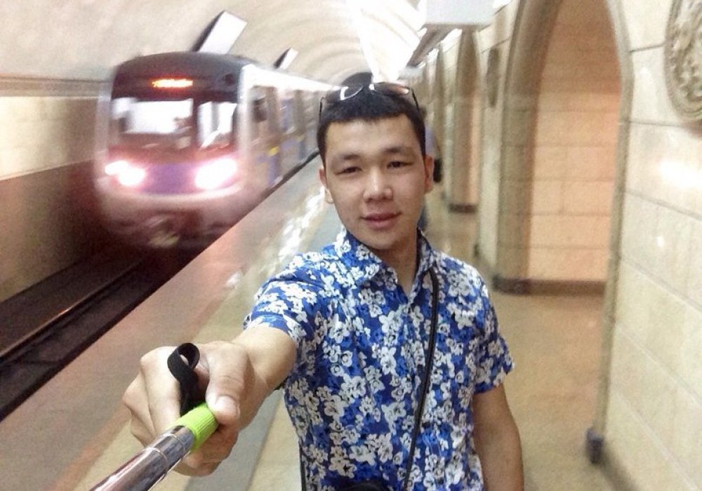 Участник конкурса "Лучше селфи в метро".
Фото с сайта metroalmaty.kz