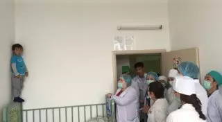 Отец "окруженного, но не сломленного" мальчика рассказал о знаменитой фотографии