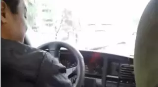 Таксист из Актау развлекает пассажиров песнями о любви