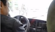 Таксист из Актау развлекает пассажиров песнями о любви