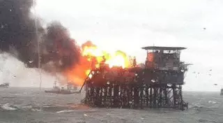 30 нефтяников пропали без вести после пожара на платформе на Каспии