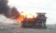 30 нефтяников пропали без вести после пожара на платформе на Каспии
