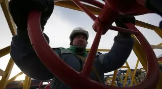 Цены на нефть возобновили рост после рекордного падения