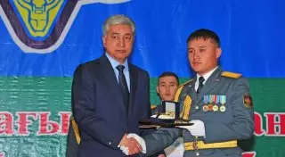 Тасмагамбетов наградил лучших офицеров - выпускников Военного института Сухопутных войск
