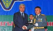 Тасмагамбетов наградил лучших офицеров - выпускников Военного института Сухопутных войск