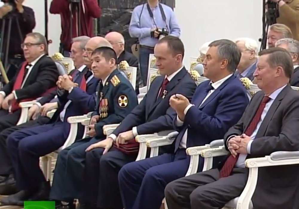 Серик Султангабиев (четвертый справа). Кадр телеканала Russia Today