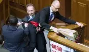 Яценюку подарили букет роз и "вынесли" с трибуны