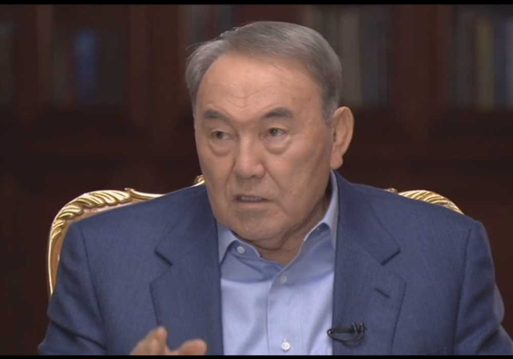 Нурсултан Назарбаев во время интервью. Скриншот с видео