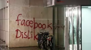 Неизвестные напали на штаб-квартиру Facebook