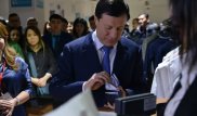 Аким Астаны купил себе носки и свитер казахстанского производства