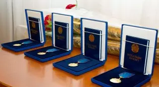 Погибших при учениях в Актау солдат посмертно наградили медалями