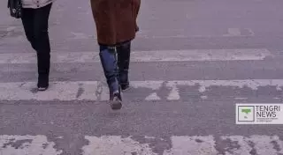 Пешеход погиб при столкновении трех грузовиков на трассе в ЮКО