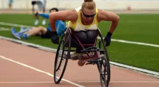 Чемпионке Казахстана по гонкам на инвалидных колясках отказывают в строительстве пандуса