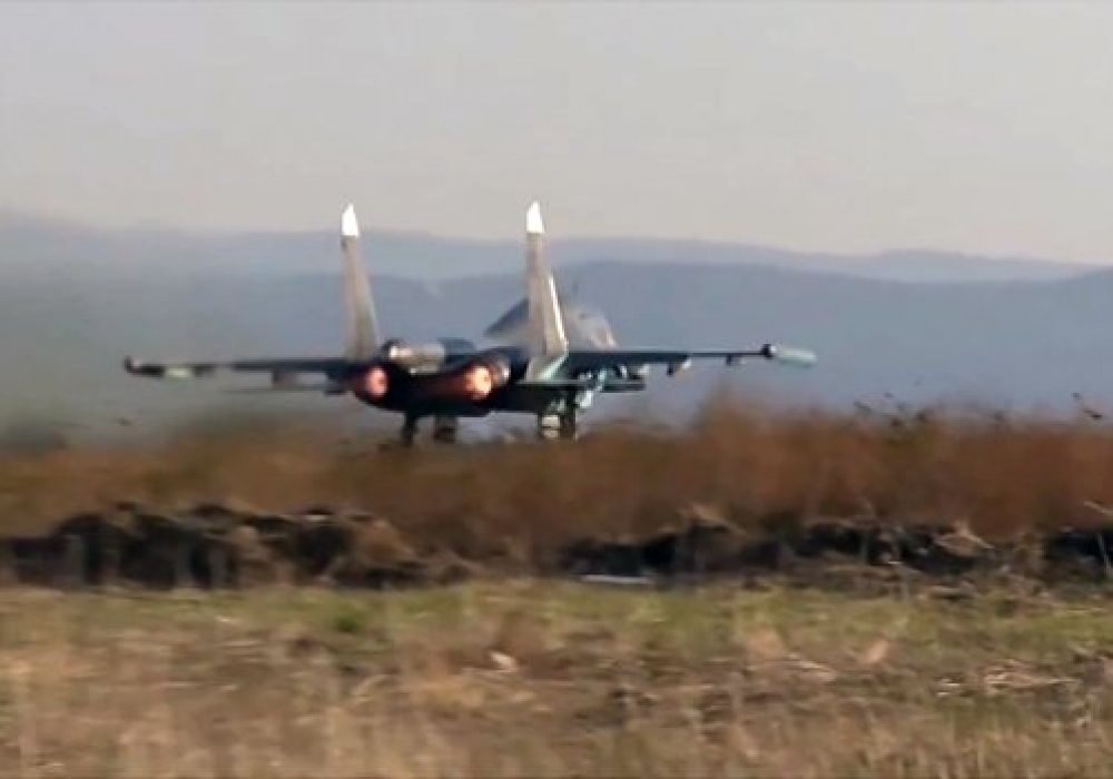 Су-34 готовится к вылету с авиабазы "Хмеймим" в сирийской провинции Латакия. Фото©РИА Новости.