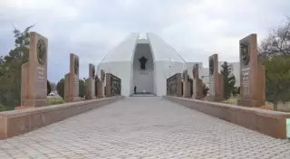 В Актау разрушаются установленные в начале декабря барельефы героям ВОВ