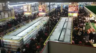 Жители Актобе устроили жуткую давку на открытии нового гипермаркета