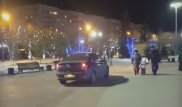 Автоледи едва не сбила людей на пешеходной аллее возле елки в Усть-Каменогорске