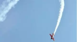 Падение военного самолета на авиашоу в Индонезии сняли на видео