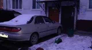 Главу МВД РК просят ввести наказание за парковку машин возле дверей подъездов