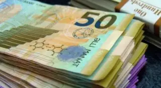 Азербайджан отпустил национальную валюту в свободное плавание