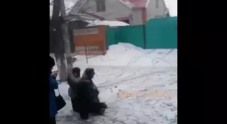 Кондуктора и водителя автобусов уволили за драку на  проезжей части в Актобе