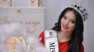 "Мисс Казахстан-2015" получила в подарок традиционное приданое