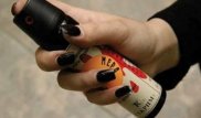 Девушка с помощью газового баллончика отняла у приятеля-иностранца крупную сумму денег в Актау